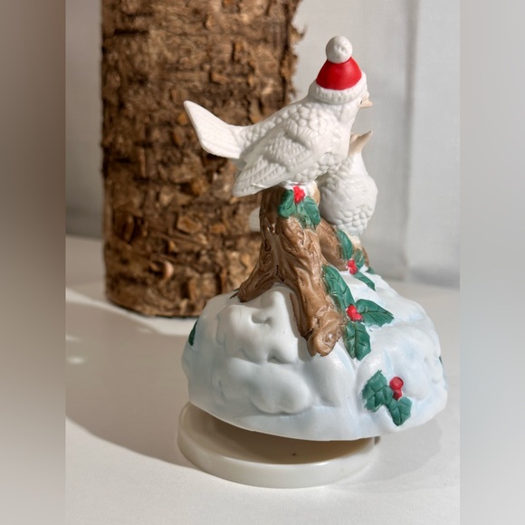 Vintage Snowbirds Musical -Christmas Around The World- Spinning Music Box - Picture 5 of 9